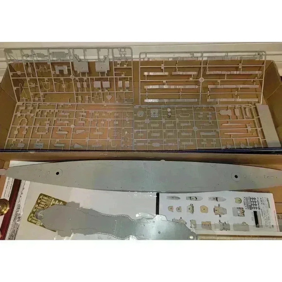 1/350 Scale German Heavy Cruiser Prinz Eugen 1945 - Picture 4 of 8